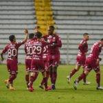 Celebración de varios jugadores de Saprissa tras un gol de cabeza de Kendall Waston