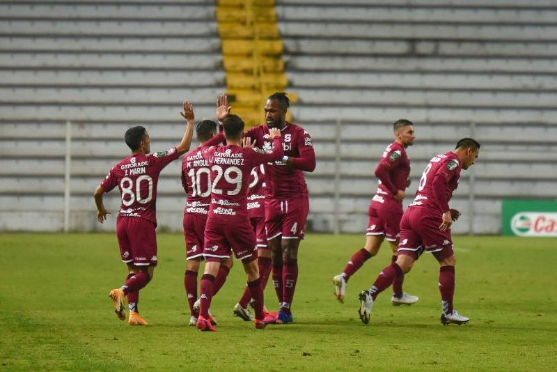 Celebración de varios jugadores de Saprissa tras un gol de cabeza de Kendall Waston