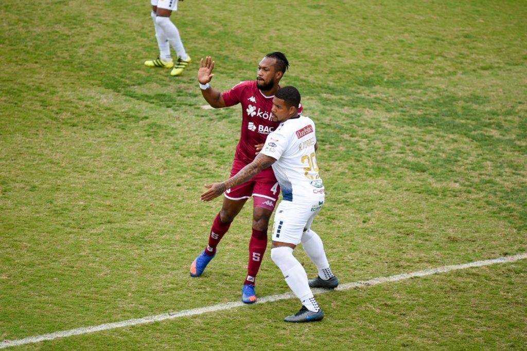 Román Torres (Cartaginés) y Kendall Waston (Saprissa) en disputa por el balón.