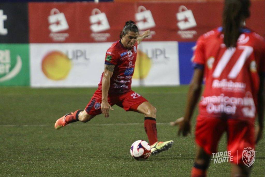 Regate del jugador José Guillermo Mora, que anotó el único gol del partido.