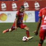 Regate del jugador José Guillermo Mora, que anotó el único gol del partido.