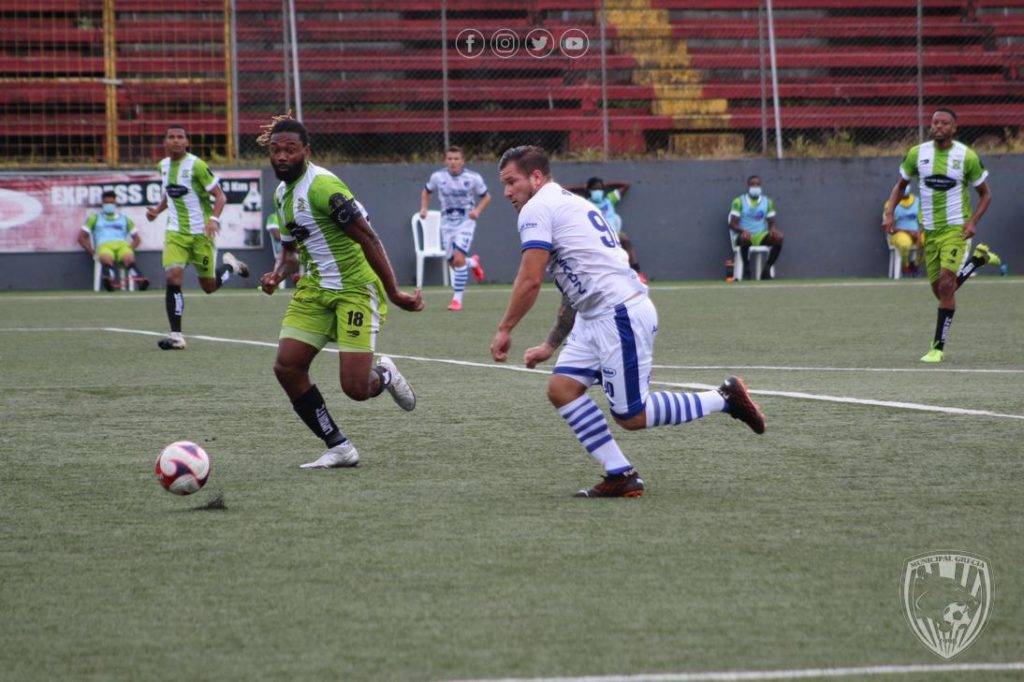 Disputa del balón entre Roy Smith, defensor de Limón; con Alejandro Castro, delantero de Grecia.