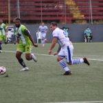 Disputa del balón entre Roy Smith, defensor de Limón; con Alejandro Castro, delantero de Grecia.