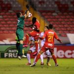 Disputa por el balón entre el portero Bryan Segura de Herediano y atacantes del equipo rival.