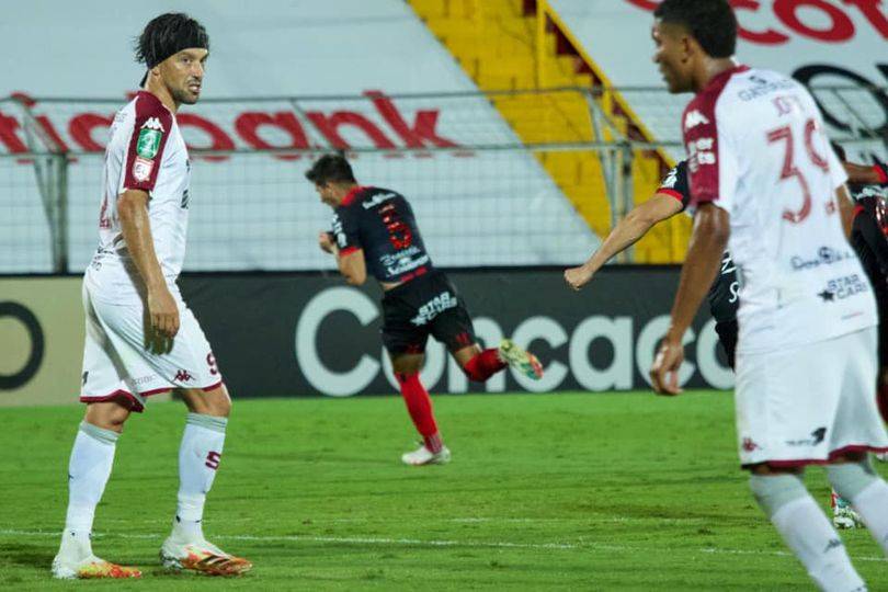 Yurguin Román, lateral de la LIga, celebra el gol.