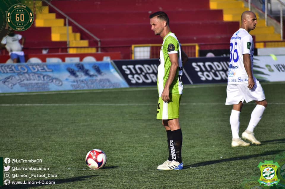 Alexánder Espinoza, volante de Limón, se prepara para cobrar un tiro libre.