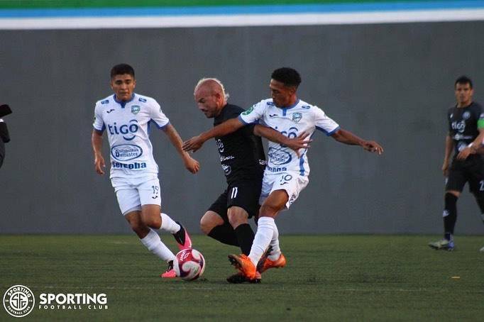 Esteban Ramírez intentar escapar con el balón contra dos defensores de Jicaral.